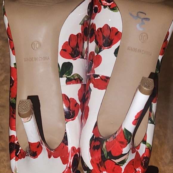 Woman's Betsy Johnson Heels 👠 - Picture 10 of 10